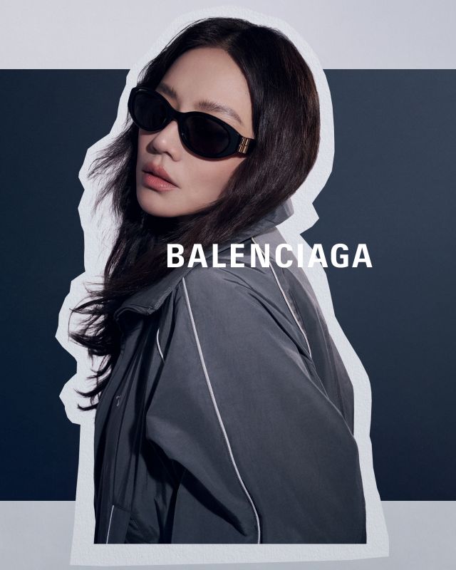 Lunettes de soleil Balenciaga ovales noires portées par une femme