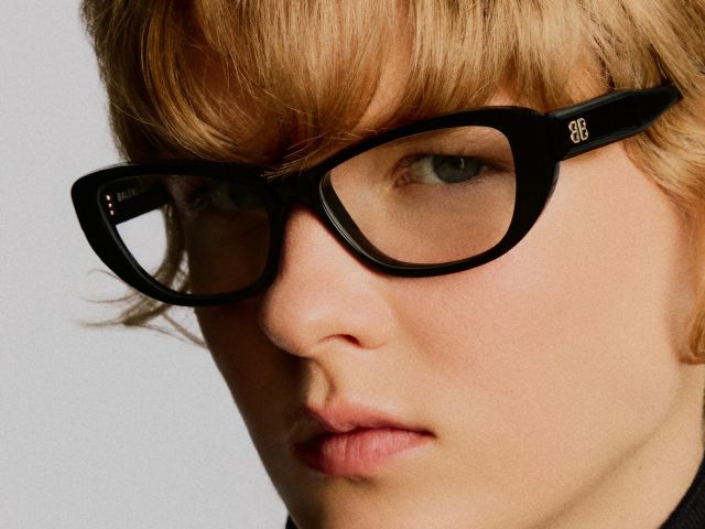 Monture optique Balenciaga œil-de-chat en acétate noir, logo BB sur la branche