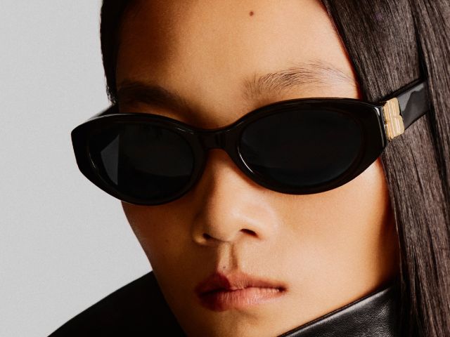 Lunettes de soleil Balenciaga ovales en acétate noir, logo BB doré sur la branche