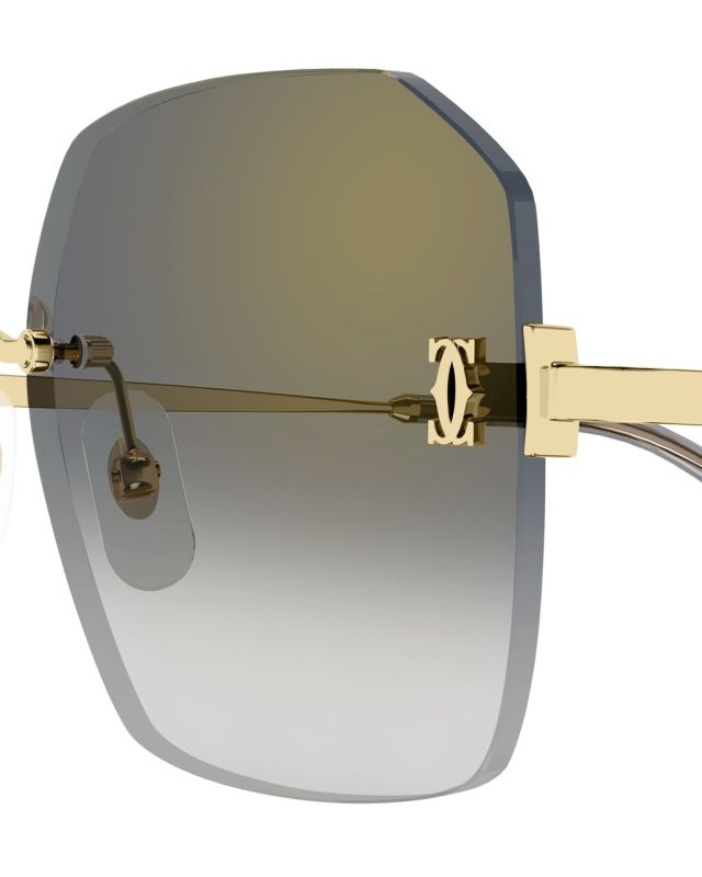 Double C doré sur le verre des lunettes de soleil C de Cartier CT0591S