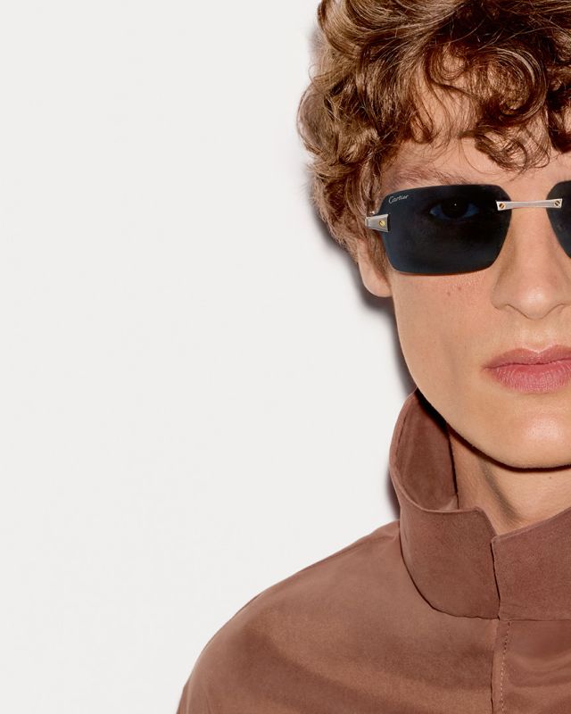 Lunettes de soleil Cartier sans cercle portées par un homme