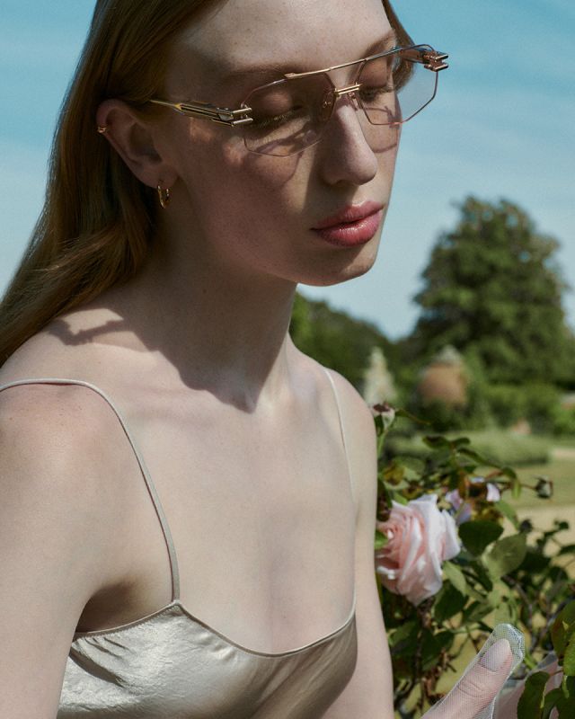 Monture Dita Grand-Deus portée dans un jardin