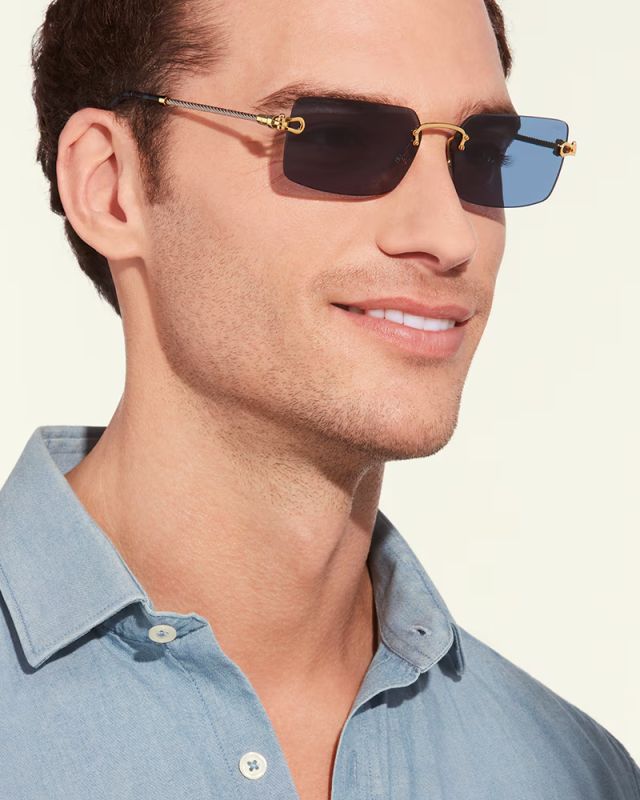 Lunettes de soleil FRED sans cercle à verres bleus portées par un homme