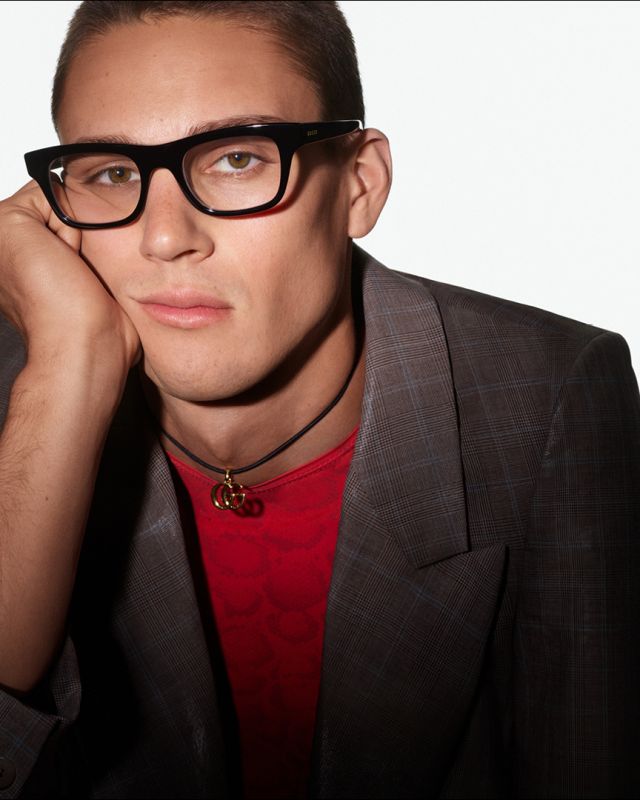 Monture optique Gucci en acétate noir épais portée par un homme