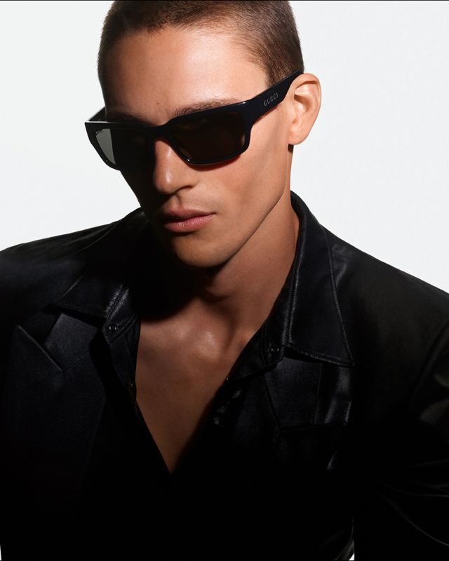 Lunettes de soleil Gucci noires portées par un homme