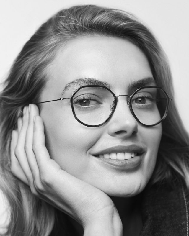 Monture optique Lindberg en titane à face octogonale portée par une femme