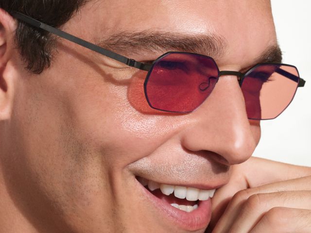 Lunettes de soleil Lindberg octogonales à verres rosés portées par un homme