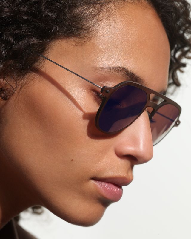 Lunettes de soleil Lindberg en titane de forme pilote portées par une femme, vue de profil