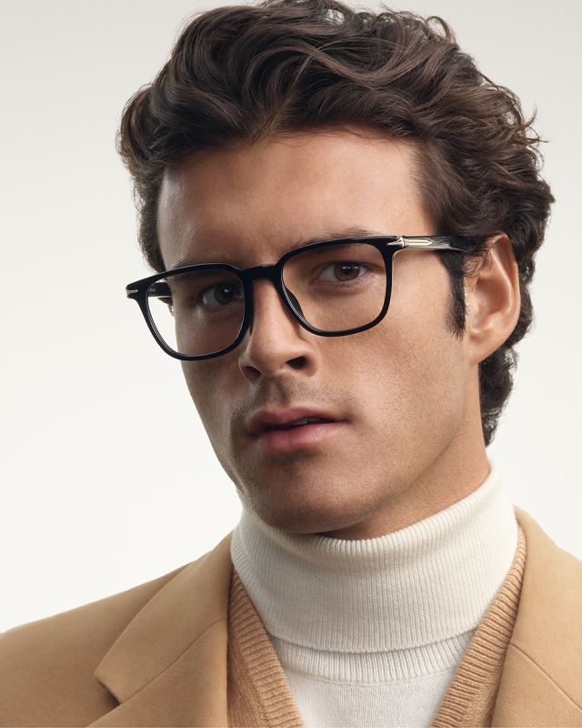 Monture optique Montblanc noire portée par un homme