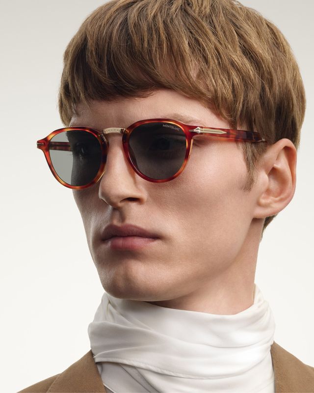 Lunettes de soleil Montblanc à monture écaille et verres gris portées par un homme