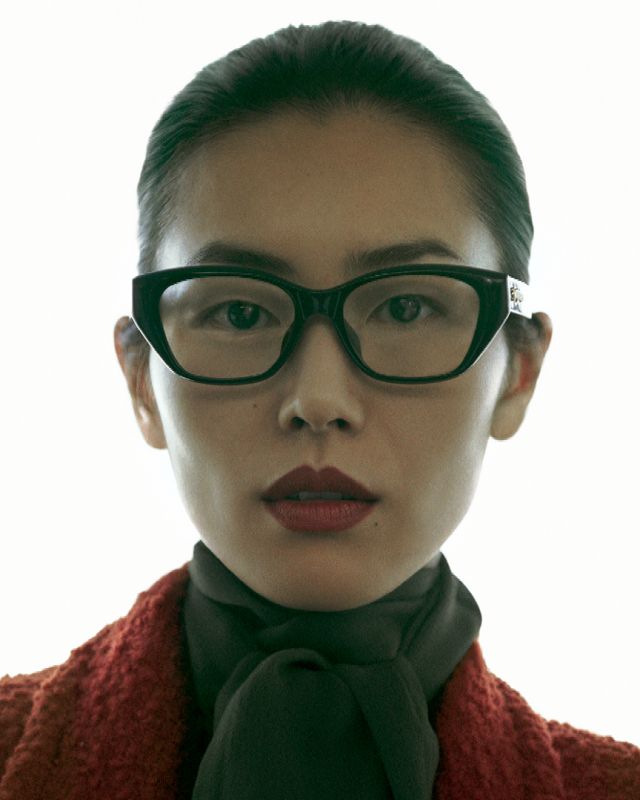 Monture optique Saint Laurent en acétate noir portée par une femme